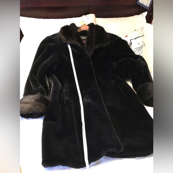 Princess Garment Women’s Faux Fur- Size Medium - Picture 13 of 13